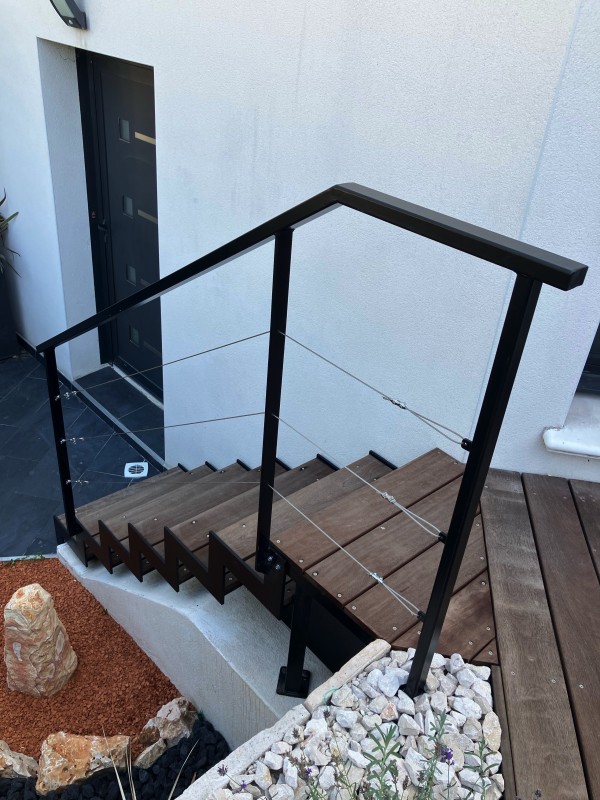  Réalisation et pose d’un escalier métallique découpée au au Laser Avec des marches en bois et un Gardecorps en câble inoxydables sur Martigues
