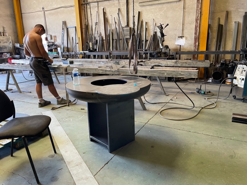  Création de brasero en fer sur mesure dans notre atelier à Châteauneuf Les martigues