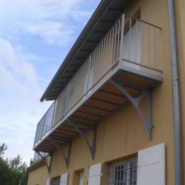  balcon metalique ; mobilié de jardin ; escalier industriel etc...