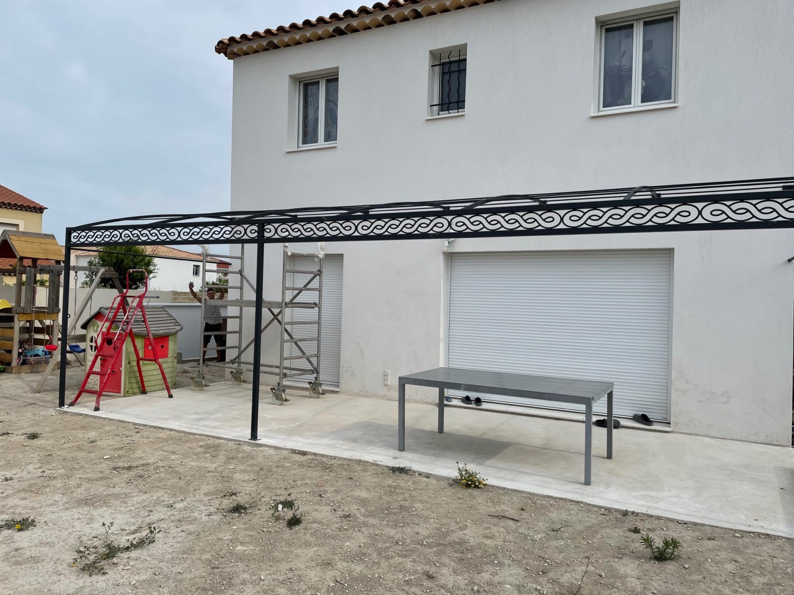 Création personnalisée d'une pergola en fer pour une maison neuve près des Pennes Mirabeau
