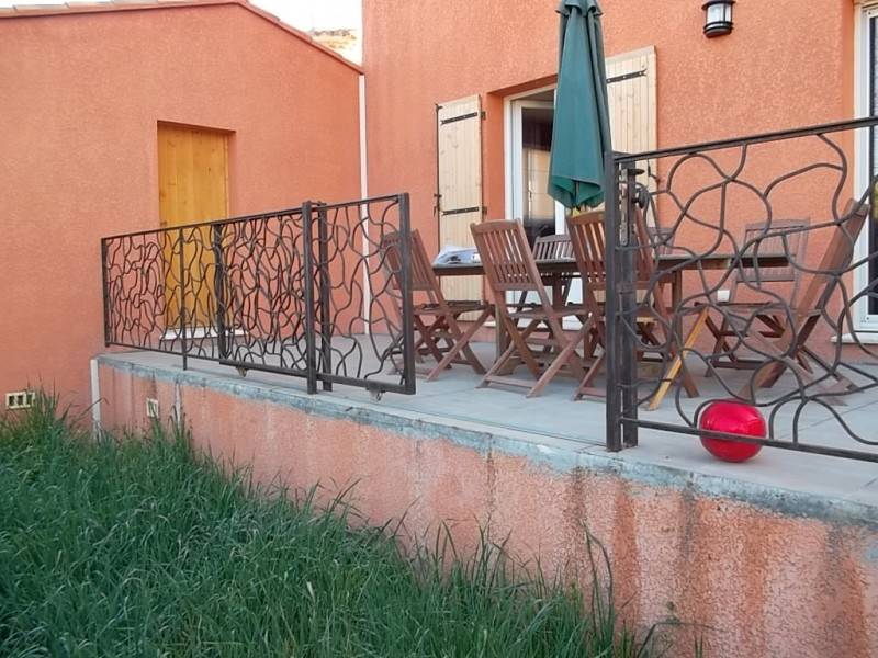 Réalisation et pose d'une rampe en fer forgé couleur rouille sur terrasse en PACA