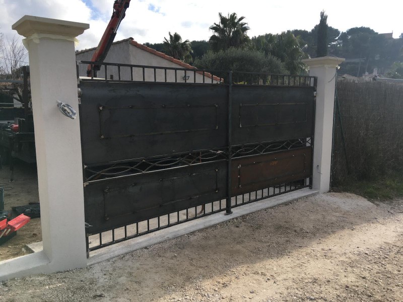 Fabrication d'un portail en fer forgé plein pour une villa à La Couronne sur La Côte Bleue