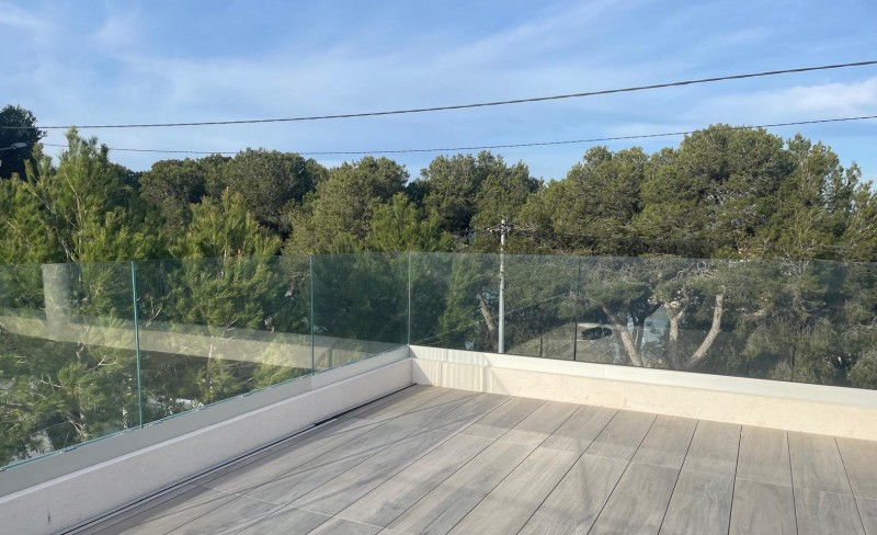 Fabrication d’un garde-Corps moderne épuré en verre et aluminium pour une maison à Carro sur La Côte Bleue