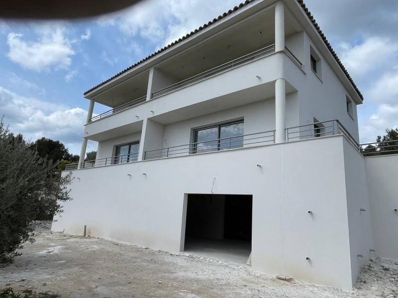 Fabrication et pose de garde corps modernes pour un bâtiment à Marseille Chateau Gombert