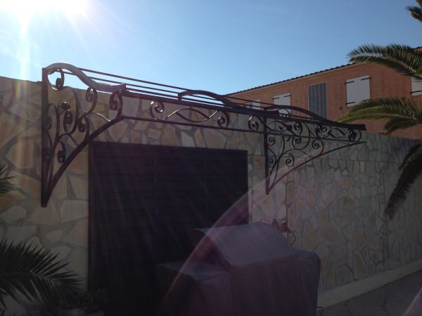 Pergola en fer forgé moderne à Chateauneuf Les Martigues