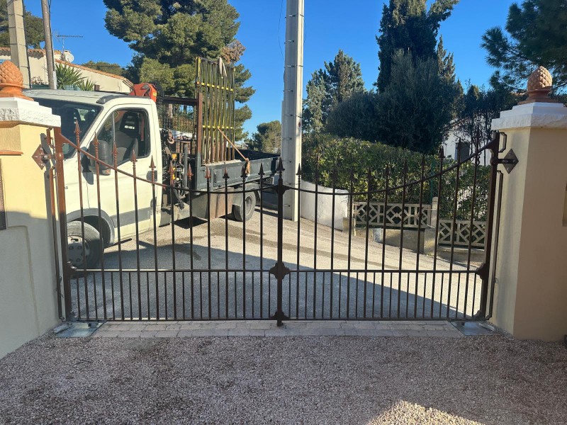 Fabrication d'un portail en fer forgé plein ajouré pour une villa à Martigues