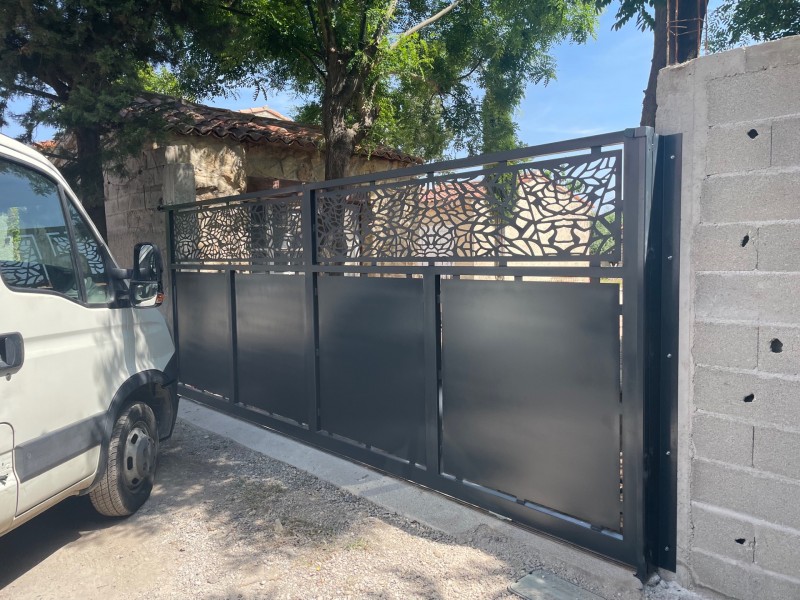 Fabrication et pose d'un portail en fer coulissant moderne pour une villa à Fos Sur Mer