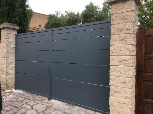 portail sur mesure en fer galvanisé et thermo laqué moderne à Chateauneuf Les Martigues