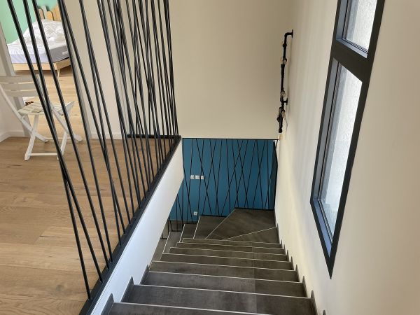 Création sur mesure et pose d'un garde corps pour escalier d'intérieur design à Carry Le Rouet