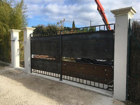 Fabrication d'un portail en fer forgé plein pour une villa à La Couronne sur La Côte Bleue