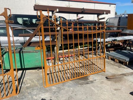 Fabrication d'un portail en fer forgé plein ajouré pour une villa à Martigues