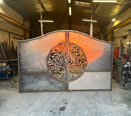Fabrication sur mesure d'un portail en fer avec un motif arbre de vie pour une maison à Grans dans les Bouches du Rhône