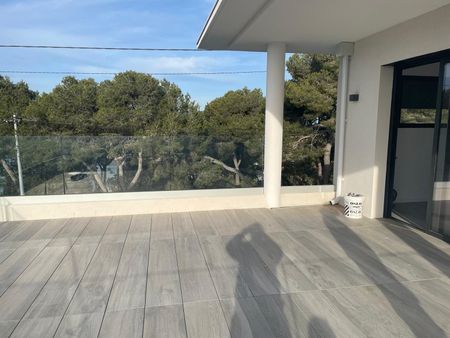 Fabrication d’un garde-Corps moderne épuré en verre et aluminium pour une maison à Carro sur La Côte Bleue
