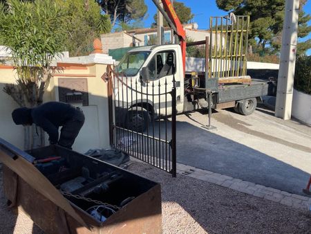 Fabrication d'un portail en fer forgé plein ajouré pour une villa à Martigues