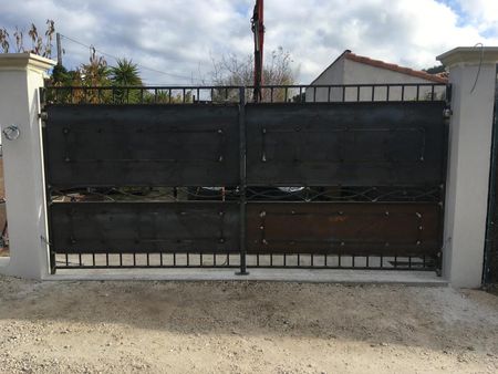 Fabrication d'un portail en fer forgé plein pour une villa à La Couronne sur La Côte Bleue