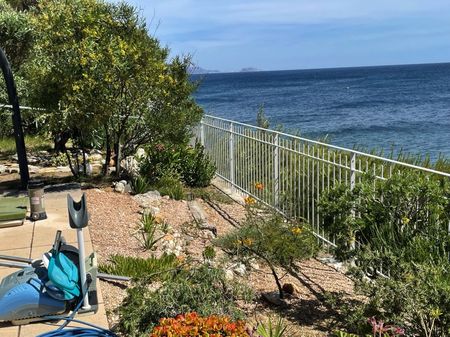 Réalisation et pose de Gardecorps en fer bord de mer Carry, le rouet avec Peinture au four  gris clair