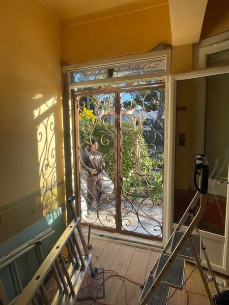 Fabrication de grilles pour portes et fenêtres avec volutes forgées pour une maison à Sausset Les Pins sur La Côte Bleue
