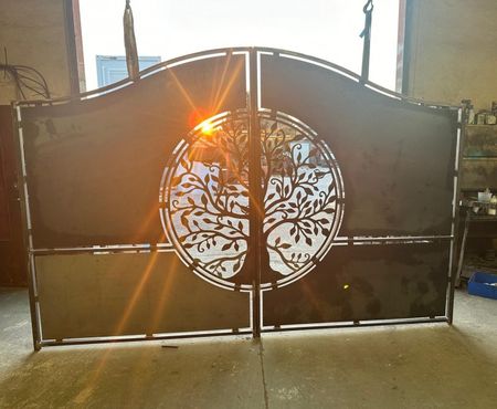 Fabrication sur mesure d'un portail en fer avec un motif arbre de vie pour une maison à Grans dans les Bouches du Rhône