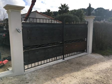 Fabrication d'un portail en fer forgé plein pour une villa à La Couronne sur La Côte Bleue