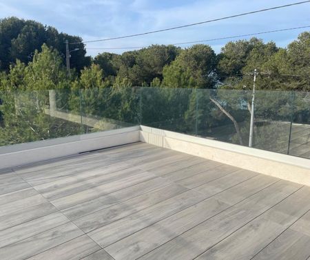 Fabrication d’un garde-Corps moderne épuré en verre et aluminium pour une maison à Carro sur La Côte Bleue