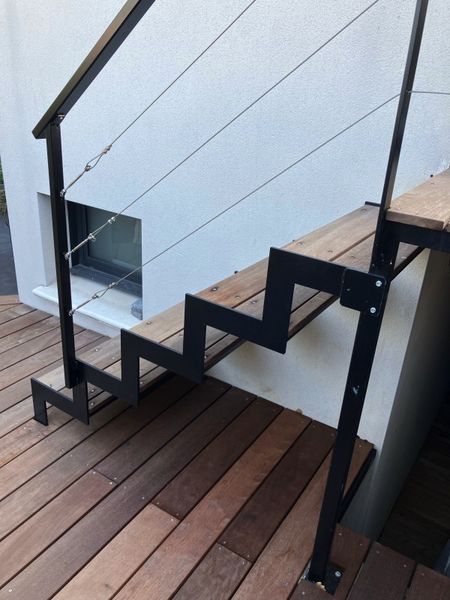 Réalisation et pose d’un escalier métallique découpée au au Laser Avec des marches en bois et un Gardecorps en câble inoxydables sur Martigues