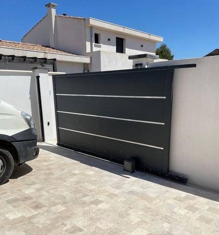 Portail en fer avec décor en aluminium : Élégance et sécurité pour une villa aux Pennes Mirabeau