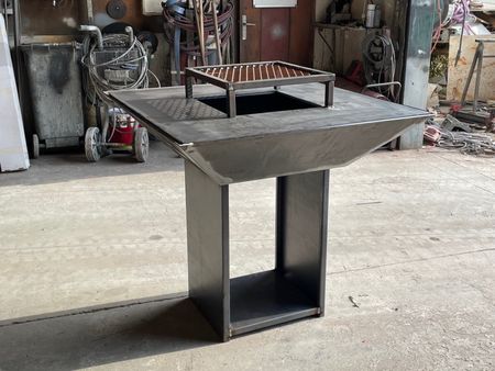 Création de brasero en fer sur mesure dans notre atelier à Châteauneuf Les martigues