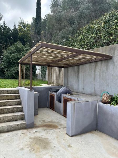 Pergola sur mesure moderne plate en fer pour une maison avec finition en eucalyptus à Ensues La Redonne