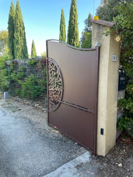 Fabrication sur mesure d'un portail en fer avec un motif arbre de vie pour une maison à Grans dans les Bouches du Rhône