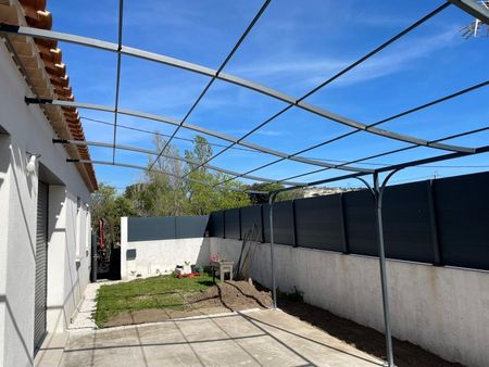 Création d'une pergola en fer plein traditionnel pour une maison à Laure