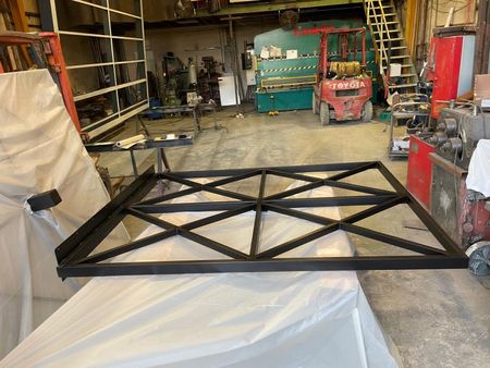 Fabrication de l'ossature du sommier d'un lit avec pied central pour un client à Marseille