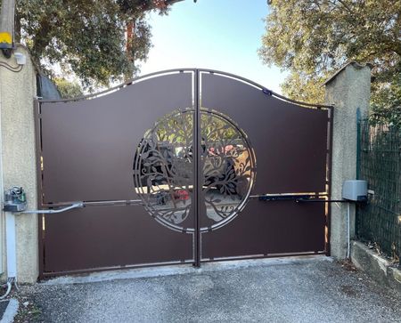 Fabrication sur mesure d'un portail en fer avec un motif arbre de vie pour une maison à Grans dans les Bouches du Rhône