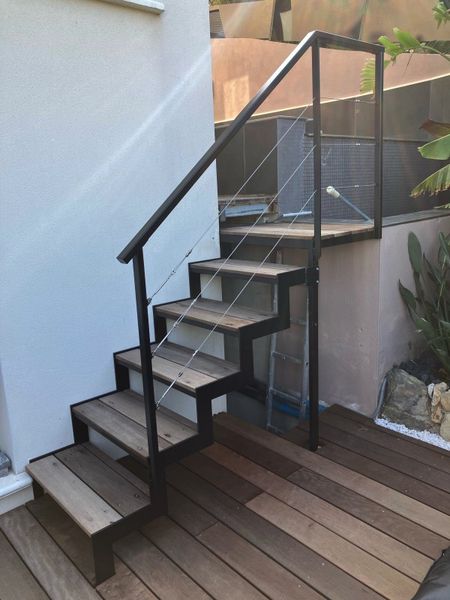 Réalisation et pose d’un escalier métallique découpée au au Laser Avec des marches en bois et un Gardecorps en câble inoxydables sur Martigues