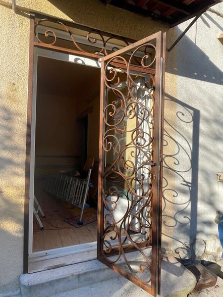 Fabrication de grilles pour portes et fenêtres avec volutes forgées pour une maison à Sausset Les Pins sur La Côte Bleue