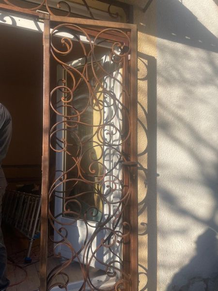 Fabrication de grilles pour portes et fenêtres avec volutes forgées pour une maison à Sausset Les Pins sur La Côte Bleue