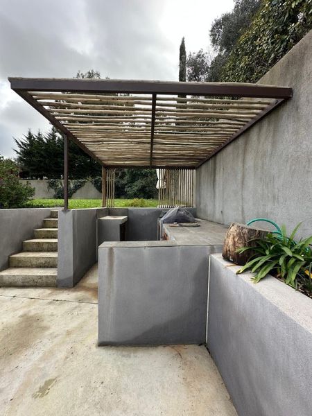 Pergola sur mesure moderne plate en fer pour une maison à Ensues La Redonne