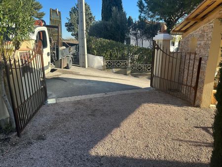 Fabrication d'un portail en fer forgé plein ajouré pour une villa à Martigues