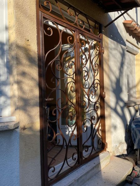 Fabrication de grilles pour portes et fenêtres avec volutes forgées pour une maison à Sausset Les Pins sur La Côte Bleue