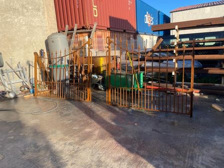 Fabrication d'un portail en fer forgé plein ajouré pour une villa à Martigues