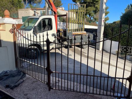 Fabrication d'un portail en fer forgé plein ajouré pour une villa à Martigues