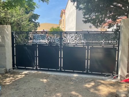 Fabrication et pose d'un portail en fer coulissant moderne pour une villa à Fos Sur Mer