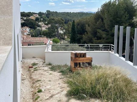 Fabrication et pose de garde corps modernes pour un bâtiment à Marseille Chateau Gombert