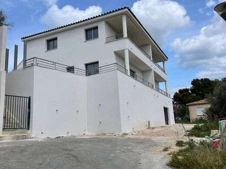 Fabrication et pose de garde corps modernes pour un bâtiment à Marseille Chateau Gombert