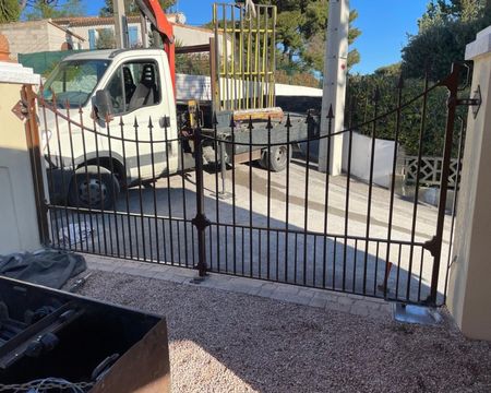 Fabrication d'un portail en fer forgé plein ajouré pour une villa à Martigues
