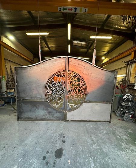 Fabrication sur mesure d'un portail en fer avec un motif arbre de vie pour une maison à Grans dans les Bouches du Rhône