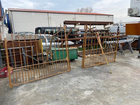 Fabrication d'un portail en fer forgé plein ajouré pour une villa à Martigues