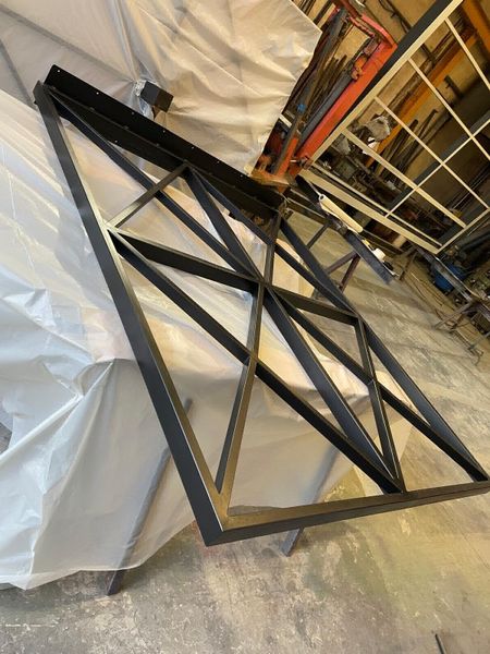 Fabrication de l'ossature du sommier d'un lit avec pied central pour un client à Marseille