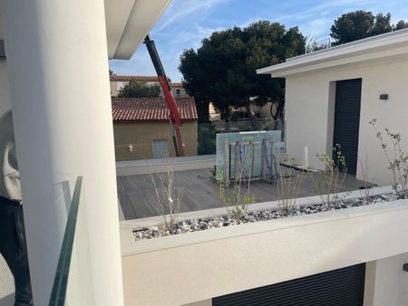 Fabrication d’un garde-Corps moderne épuré en verre et aluminium pour une maison à Carro sur La Côte Bleue