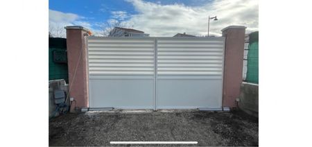 Création d’un portail en fer sur mesure Thermolaquage blanc pour un client à La Mède