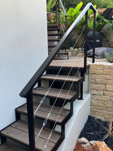Réalisation et pose d’un escalier métallique découpée au au Laser Avec des marches en bois et un Gardecorps en câble inoxydables sur Martigues